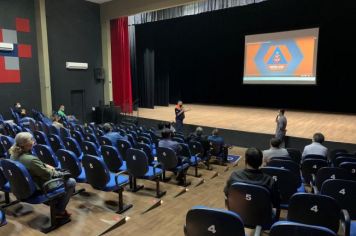 Foto - Equipe da Defesa Civil recebe treinamento contra incêncio