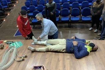 Foto - Treinamento de combate a incêndio e primeiros socorros