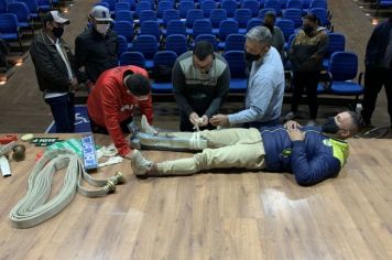 Foto - Treinamento de combate a incêndio e primeiros socorros