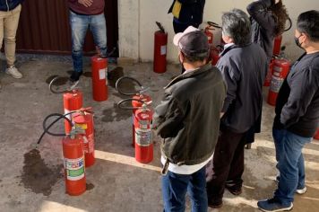 Foto - Treinamento de combate a incêndio e primeiros socorros