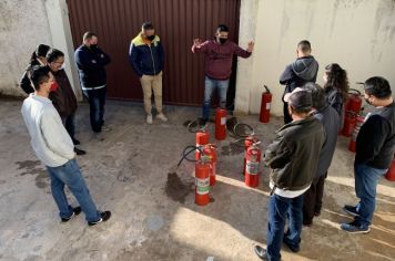 Foto - Treinamento de combate a incêndio e primeiros socorros