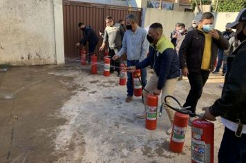 Foto - Treinamento de combate a incêndio e primeiros socorros