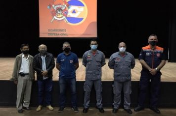 Foto - Equipe da Defesa Civil recebe treinamento contra incêncio