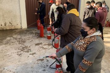 Foto - Treinamento de combate a incêndio e primeiros socorros