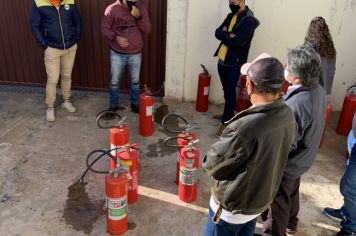 Foto - Treinamento de combate a incêndio e primeiros socorros