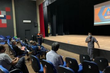 Foto - Equipe da Defesa Civil recebe treinamento contra incêncio