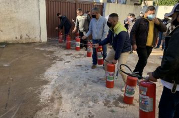 Treinamento de combate a incêndio e primeiros socorros