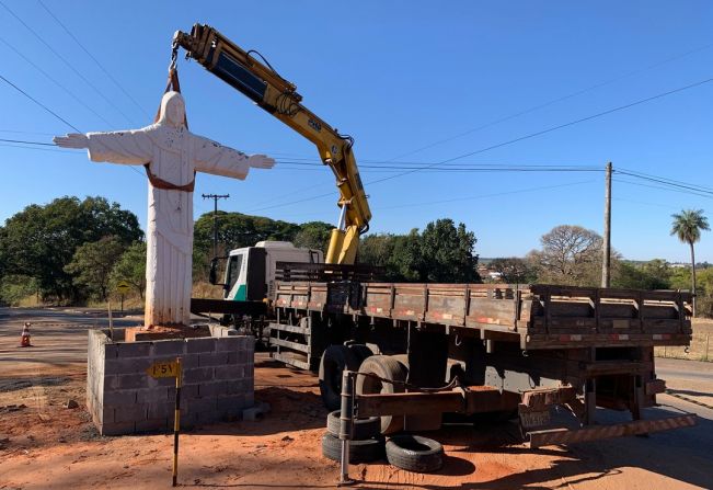 Prefeitura instala réplica do Cristo Redentor no popular 