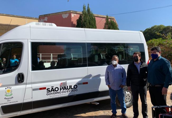 Prefeitura realiza entrega de uma Van nova para APAE de Bastos