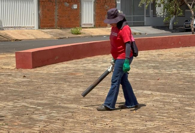 Prefeitura realiza limpeza de praças e vias urbanas